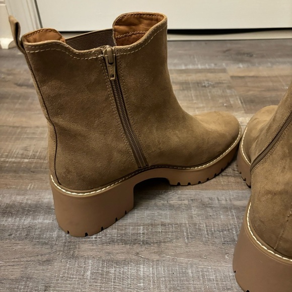 Universal Thread Crispin Chelsea Boot Chunky Heel Tan Memory Foam Insole Fall 10 - Picture 6 of 10